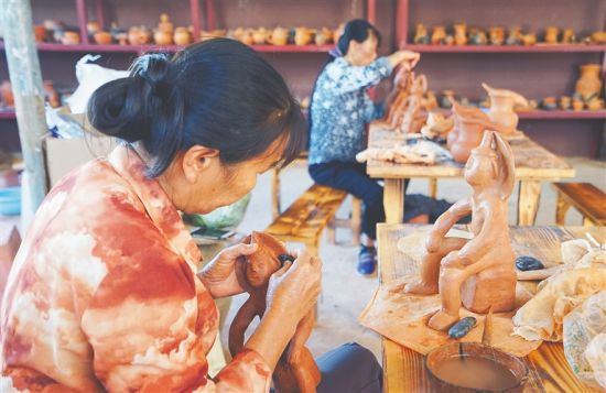  传承人正在手工制作黎陶器皿。 海南日报记者 武威 摄