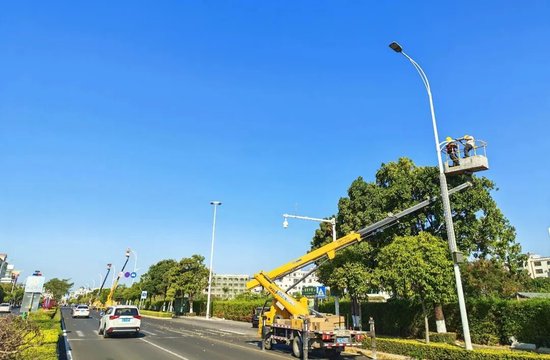 工人在更换城区路灯。东方市市政园林环卫事务中心供图