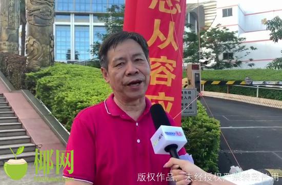 海南华侨中学教师李红庆在接受记者采访