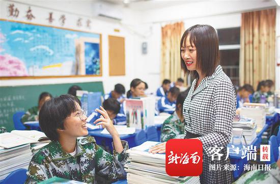 首都师大白沙附中教师王琴为学生答疑解惑。海南日报记者 袁琛 摄
