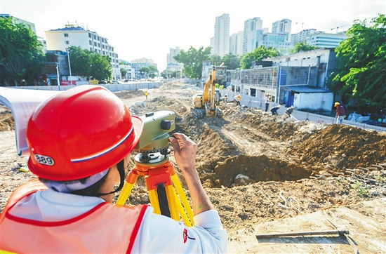  11月8日，在三亚市月明桥项目工地，施工人员有序施工。海南日报记者 武威 摄