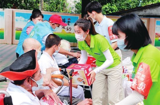 10月2日，崖州区保港敬老院，南山景区员工为敬老院老人送去牛奶、大米、食用油等节日慰问物资。本报记者 袁永东 摄