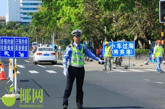 交警引导车辆通过