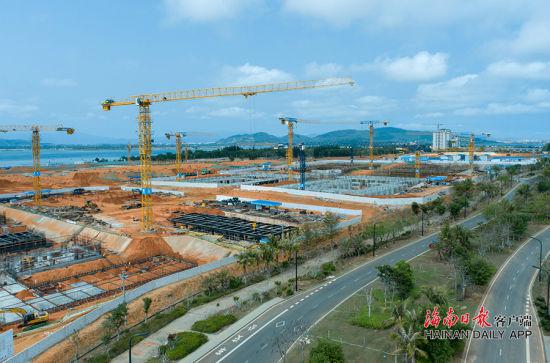  2月26日，低空俯瞰陵水黎安国际教育创新试验区学生生活二区工程工地，施工人员正在加紧建设。