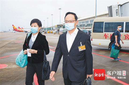 3月3日上午,参加全国政协十三届四次会议的部分住琼全国政协委员从海口启程赴京。海南日报特派记者 宋国强 摄