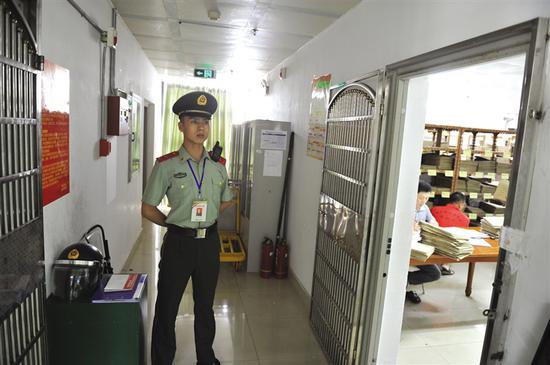 答题卡扫描场所外有武警值守