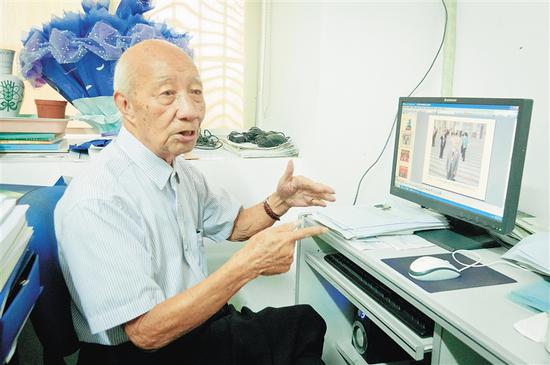 90岁高龄的郑学勤依然奋战在科研一线。 记者李幸璜 摄