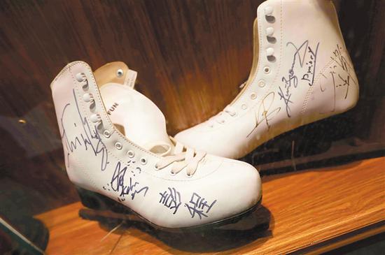 世界花样滑冰大奖赛总决赛运动员签名的滑冰鞋。海南日报记者 陈元才 摄