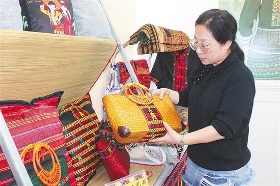 北山村村民生产的手工艺品。 海南日报记者 易宗平 摄