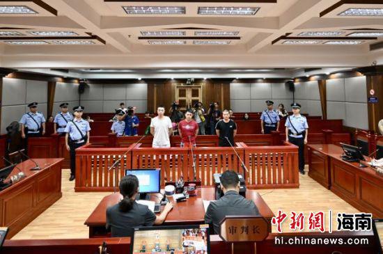 图为涉恶案件庭审现场。蔡笛 摄