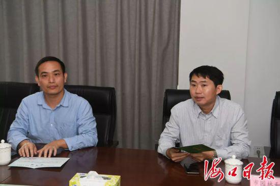 市园林和环境卫生管理局副局长曾健、局审批办主任吴云介绍办理流程。