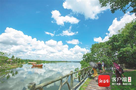 在琼海市博鳌镇留客村,游客在拍照游玩。近年来,留客村村民依托旅游业脱贫致富,把好风景变作好“钱景”。本版图片均由海南日报记者 袁琛 摄
