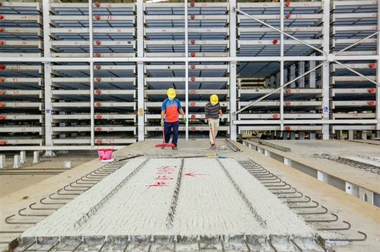 在澄迈县一家装配式建筑工厂里，工人正在加工预制构件。本报记者 陈元才 摄