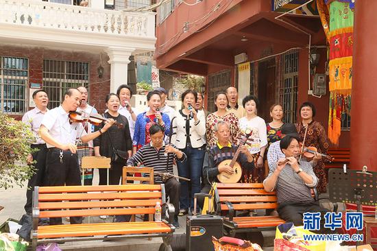 老年合唱团在表演《学习雷锋好榜样》。新华网 周淑仪 摄