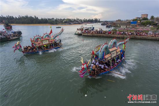 海南临高渔民海上赛龙舟 欢庆端午佳节