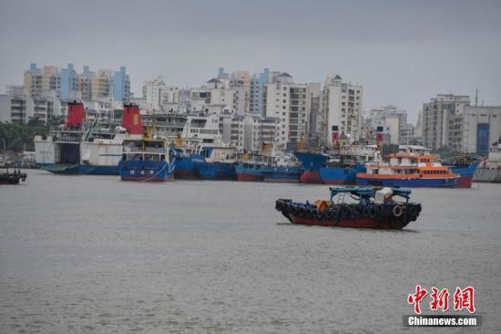 在海口新港码头一艘渔船正在回港避风。骆云飞 摄