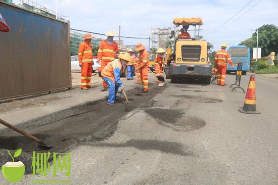 海口公路局铁桥道班在灵文嘉线抢修道路