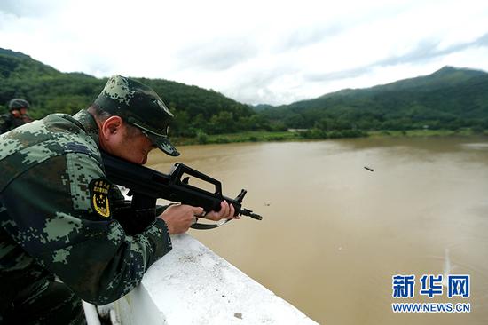 参训官兵对水中漂浮物射击。新华网发（周奕摄）