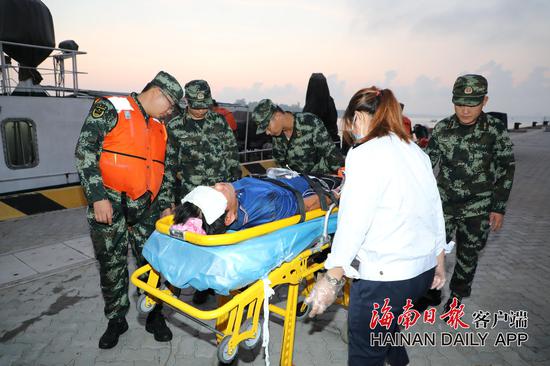 ↑救援官兵将伤员移交给120救护人员。