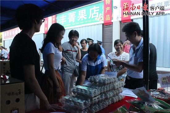 三亚上线海南爱心扶贫网并举办农产品大集，展出上百种特色农产品