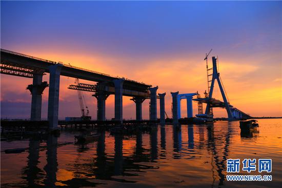 铺前大桥下渔舟唱晚。摄于8月25日。新华网 黎多江 摄