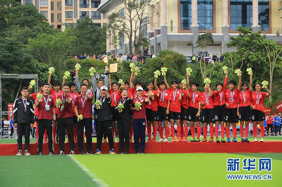 琼中女足赛后合影留念。新华网发