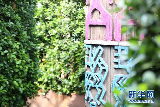 藏于植物迷宫中的图腾。新华网黎多江 摄