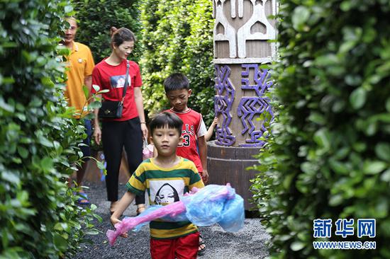 一家人在图腾迷宫里游玩。新华网黎多江 摄