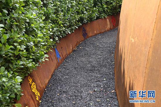 迷宫内的图腾装饰。新华网黎多江 摄