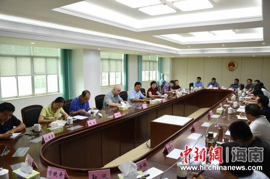 图为海南省检察院召开扫黑除恶专项斗争领导小组会议。吴勇海 摄