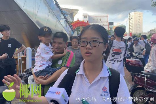 海南华侨中学高中部考生周同学在接受记者采访