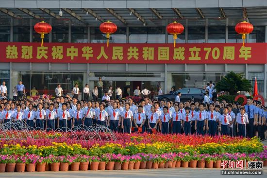 图为海南举行升旗仪式庆祝新中国成立70周年。骆云飞摄