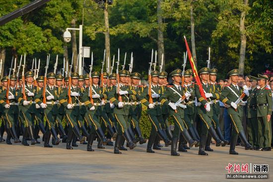 图为海南举行升旗仪式庆祝新中国成立70周年。骆云飞摄