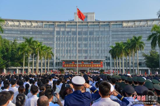 图为海南举行升旗仪式庆祝新中国成立70周年。骆云飞摄