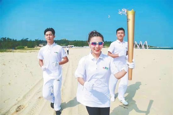 图为奥运冠军何可欣在启动仪式上传递火炬。采访人员 林书喜 通讯员 陈家漠 摄