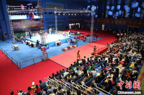  白沙黎族自治县以体育赛事促旅游开发，图为全国性女子拳击赛事。　吴峰 摄