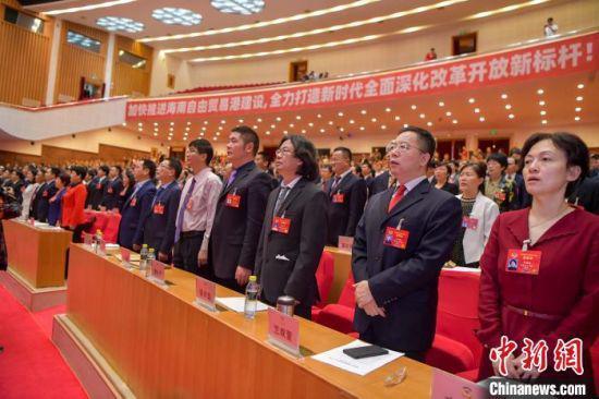 政协第七届海南省委员会第三次会议15日开幕，委员起立唱国歌。　骆云飞 摄