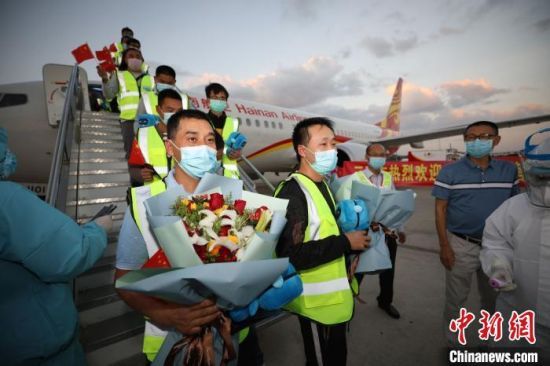 三亚市在机场组织简短又热烈的接机仪式，专程欢迎复工人员返回。　陈璐供图