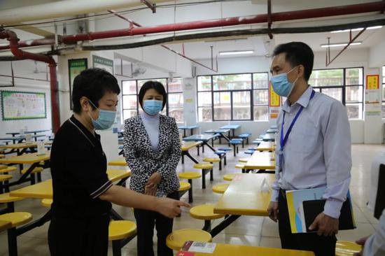 曹献坤厅长了解学校食堂管理和分散就餐流程