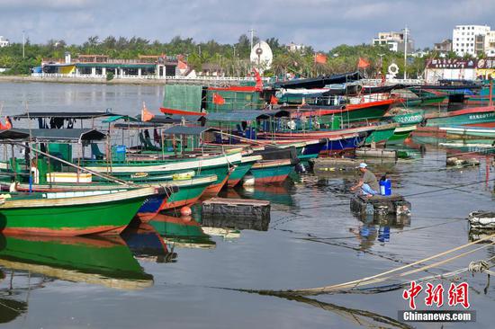 图为海南琼海潭门中心渔港停靠众多渔船。 骆云飞 摄