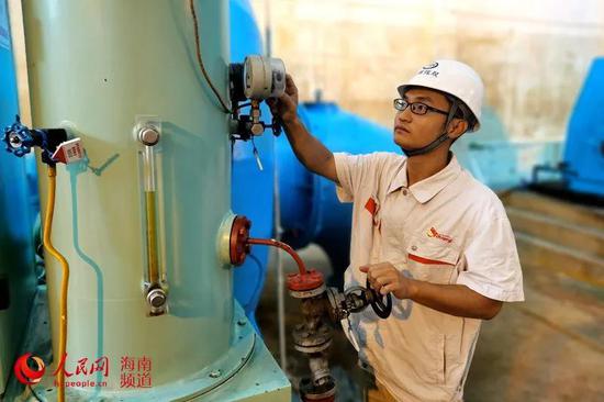 南尧河水电站电气专工梁祺正在工作中 吴涛 摄
