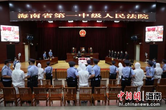 6月24日，海南省第一中级人民法院对卢某君、李某等8人贩卖运输毒品罪一案进行公开宣判。杨斌 摄