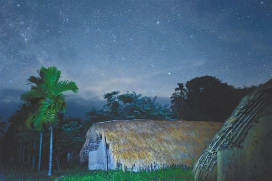 　　东方江边乡白查村是海南省第一批入选中国传统村落名录的村庄之一。夜空下的白查村，椰树婆娑，幽静的茅草屋上空泛着星光。 清风 摄、