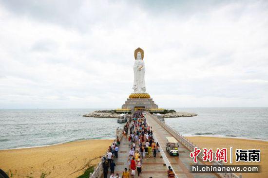 11月11日，三亚南山文化旅游区游人如织。 陈文武摄