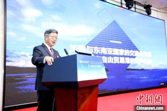 中国(海南)改革发展研究院、中国特色自由贸易港研究院院长迟福林在开幕式作主旨演讲。 王志顺 摄