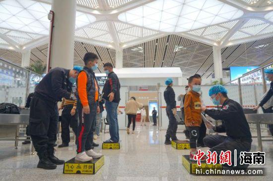 模拟旅客在接受安全检查。美兰机场供图