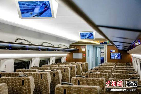CR300AF型复兴号动车组内部。海南铁路公司供图