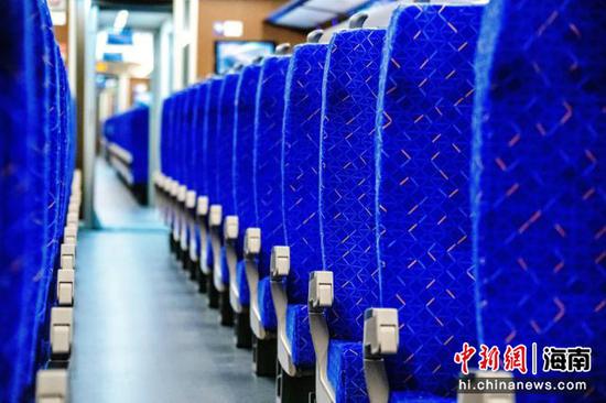 CR300AF型复兴号动车组内部。海南铁路公司供图