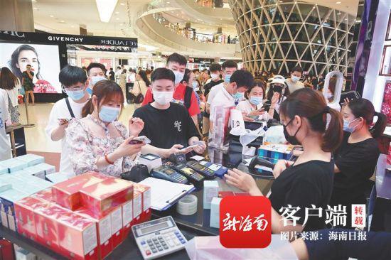 2月16日,三亚海棠湾国际免税城,游客在购买免税商品。 海南日报记者 王凯 摄