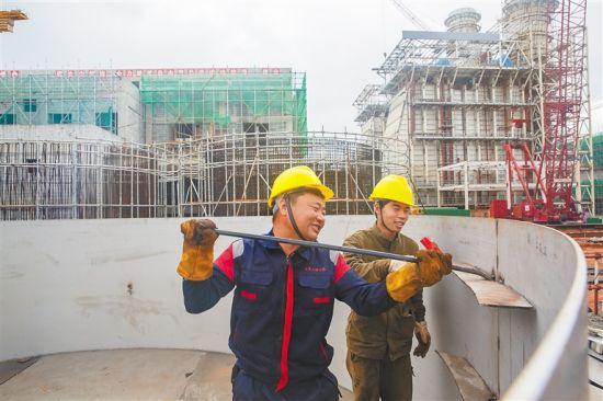 三月四日,工人在万宁市北大镇的大唐万宁燃气发电厂项目现场作业。袁琛 摄